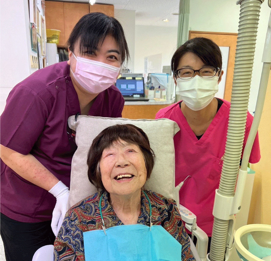 南大沢の歯医者、サンライズ歯科のスタッフと患者さんの写真